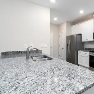 Placa de granito com padrão natural, ideal para áreas internas e externas.