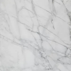 Superfície de quartzo branco com acabamento uniforme e elegante.